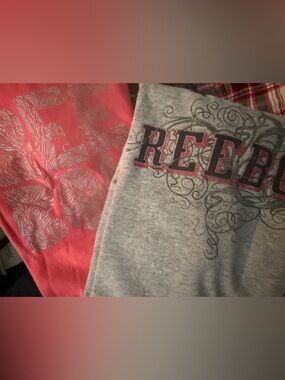 Reebok Graphic x2 T Shirts gray and pink Large  LOT of 2!!!